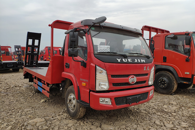 挖機平板運輸車(chē)夏季行車(chē)安全應放在第一位
