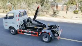 福田3方勾臂垃圾車(chē)