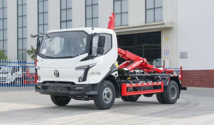 飛碟W7鉤臂車(chē):重載與智能融合的工程運輸解決方案