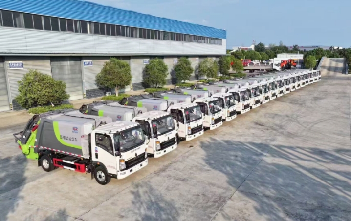 重汽7立方壓縮式垃圾車(chē)發(fā)往青海
